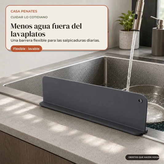 Protector antisalpicaduras instalado en un lavaplatos