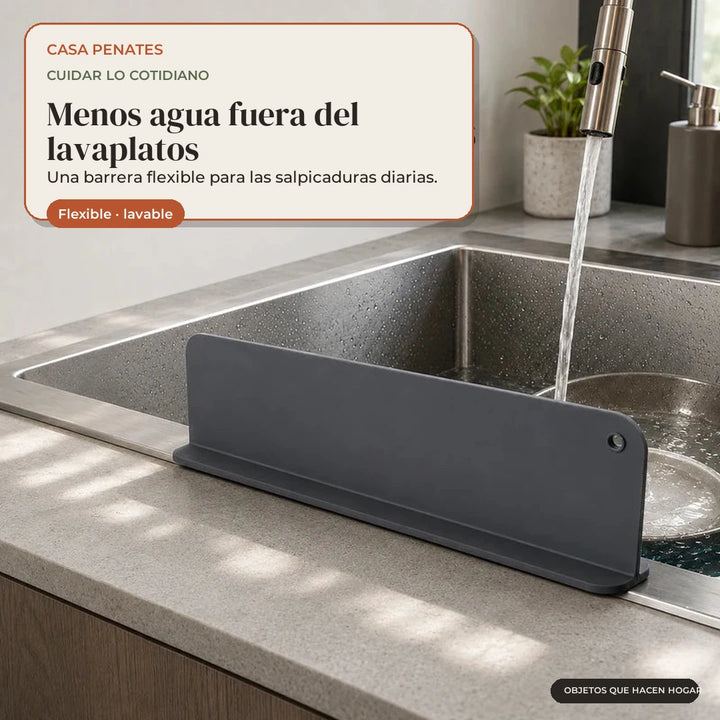 Protector antisalpicaduras instalado en un lavaplatos